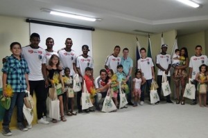 Gesto de amor: Jogadores do Nacional, de Muriaé, visitam crianças do Hospital do Câncer