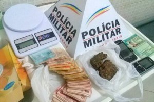 Manhuaçu: PM apreende drogas e 45 mil reais em carro no Engenho da Serra. Bandido foge
