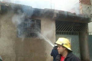 Caratinga: casa pega fogo no Bairro Santa Cruz. Rapaz de 21 anos é socorrido por vizinho