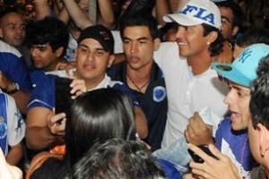 Cruzeiro: Marcelo Moreno chega com festa e presente da torcida
