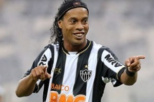 Atlético: ‘Sim’ de Ronaldinho e lateral é primeira meta do planejamento do Galo 2014