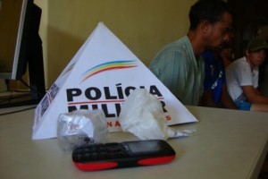 Lajinha: PM cumpre mandados e prende duas pessoas suspeitas de tráfico de drogas