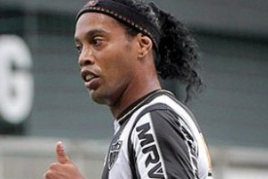 Atlético: Ronaldinho deve ficar de fora do jogo contra U.R.T