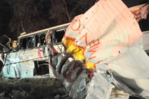 Tragédia na estrada: acidente entre caminhão e ônibus de estudantes mata 4 pessoas