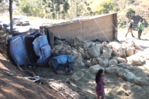 Caratinga: caminhão de café tomba na serra da Piedade