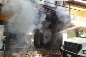 Matipó: fogo atinge lojas e apartamentos no centro comercial da cidade