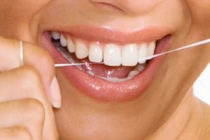 Vida e Saúde: Dispensar fio dental aumenta risco de inflamações na gengiva e cáries