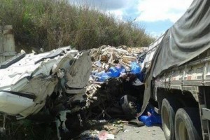 Ubaporanga: Caminhões batem de frente na BR-116. Um morto e três feridos