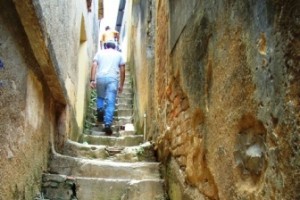Manhuaçu: Escadaria da Viela José Agostinho de Oliveira precisa de reforma e iluminação