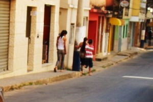 Manhuaçu: Risco para pedestres que passam pela rua Olímpio Vargas