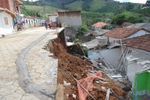 Pedra Bonita: Muro desaba e quase provoca mortes no bairro Coimbra