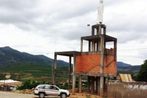 Manhuaçu: Construção inacabada de monumento a São Pedro vira local de consumo de drogas