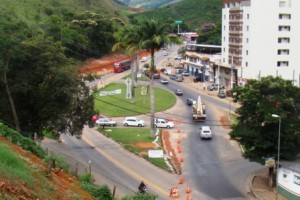 Cidade: Motoristas reclamam da demora na obra do trevo de Manhuaçu