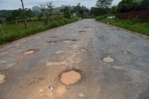 Divino: Moradores fecham rodovia em protesto. Exigem a reforma da MG 265 com urgência