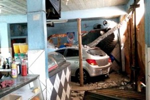Simonésia: Carro descontrolado invade bar