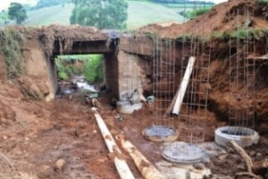 Manhuaçu: Prefeitura constrói ponte na Laje