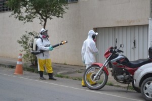 Manhuaçu: Aplicação de UBV no combate ao Aedes nas ruas do centro