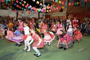 Escola Salime Nacif realiza festa junina. Veja as fotos