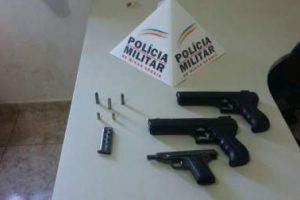 Armas e munições apreendidas em operação da PM