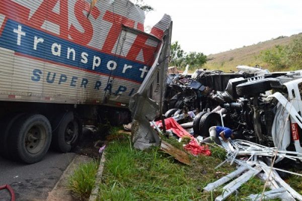 leopoldina-acidente-caminhoneiro-manhuacu.jpg