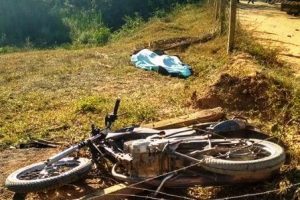 Divino: motociclista morre após bater em caminhão