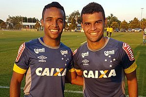Elber e Alisson voltam a treinar no Cruzeiro