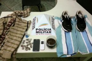 Manhuaçu: PM recupera telefone celular e apreende drogas