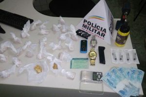 Manhuaçu: PM apreende drogas no Centro e no Santa Terezinha
