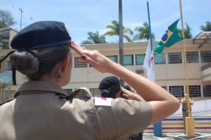PM celebra Bandeira com entrega de Boinas a policiais em formação