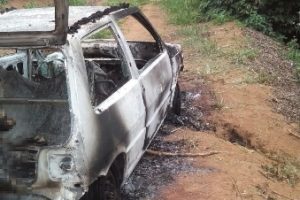 São João do Manhuaçu: Corpo carbonizado é encontrado dentro de carro queimado