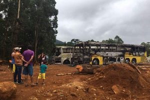 Ônibus de turismo são incendiados na zona rural de Iúna