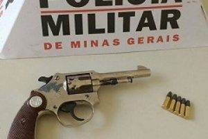 PM prende mulher e apreende arma em Santana do Manhuaçu
