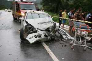 Manhuaçu: Acidente com 3 carros fere 10 pessoas na BR 116