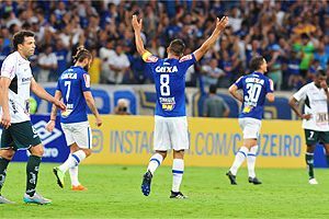 Cruzeiro vence a Caldense com dois gols de volante