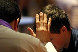 Padres atendem confissão no Dia do Perdão na Paróquia de São Lourenço