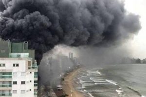 Feirinha “Shopping Praia do Morro” pega fogo em Guarapari