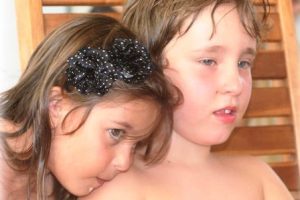Menina ensina valor da vida com história do irmão autista