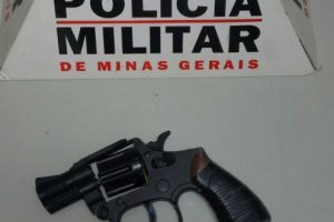 Manhuaçu: Denúncia leva PM a apreender simulacro de arma de fogo