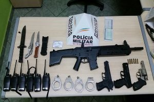 PM apreende armas próximo ao parque Exposições em Manhuaçu