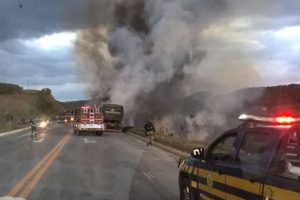 Manhuaçu: Carreta pega fogo na BR 262, em Santo Amaro de Minas