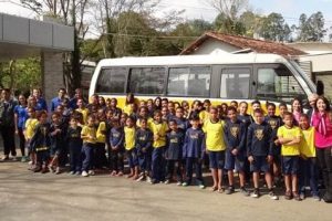Prefeitura de Manhuaçu disponibiliza ônibus para crianças do AABB Comunidade