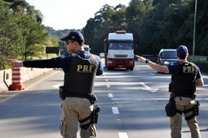 Dois homens de Manhuaçu presos por tráfico com drogas em carro na Fernão Dias