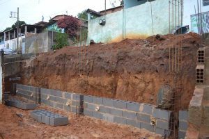 Manhuaçu: Prefeitura constrói muro de contenção em São Pedro do Avaí
