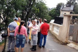 Manhuaçu: Cici Magalhães visita locais afetados por deslizamentos