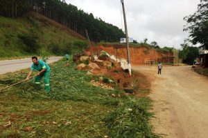 Manhuaçu: SAMAL leva limpeza a Vila Boa Esperança