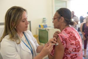 Vacinação contra gripe começa dia 16 de abril em Minas