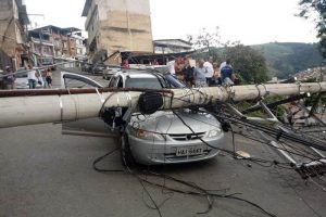 Carreta derruba postes e causa transtorno no trânsito de Manhuaçu