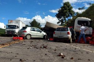 Quatros veículos se envolvem em colisão em Santa Rita de Minas