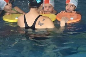 Nadar traz benefícios para a criançada no inverno