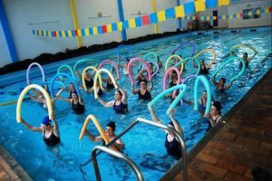Conheça as vantagens e os cuidados da natação e hidroginástica para idosos